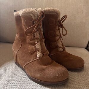 Wedge platform boots
